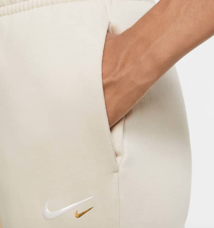 Beżowe spodnie dresowe damskie Nike DC0848-140 L bok z logo Nike