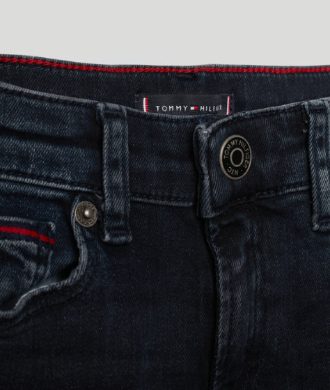 Czarne spodnie dziecięce Tommy Hilfiger KB0KB06832 116 cm bok z widocznymi kieszeniami