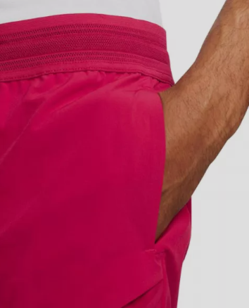 Boczny widok czerwonych męskich spodenek Nike Court Dri-Fit Advantage Rafa DD8543-614 XL z bonded hem