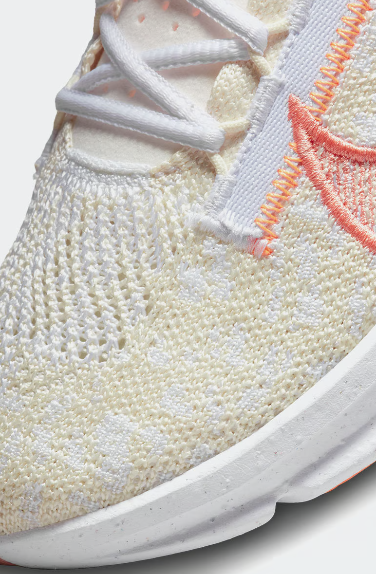 Boczny widok wielokolorowych damskich butów Nike SuperRep Go 3 DH3393-101 42,5 z gumowymi poduszkami i strefową cholewką