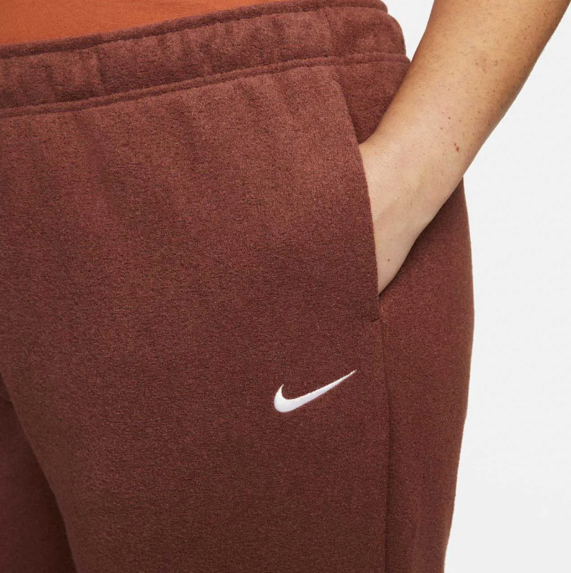 Boczny widok brązowych damskich spodni Nike Sportswear Plush Jogger DM9200-273 1X z mankietami