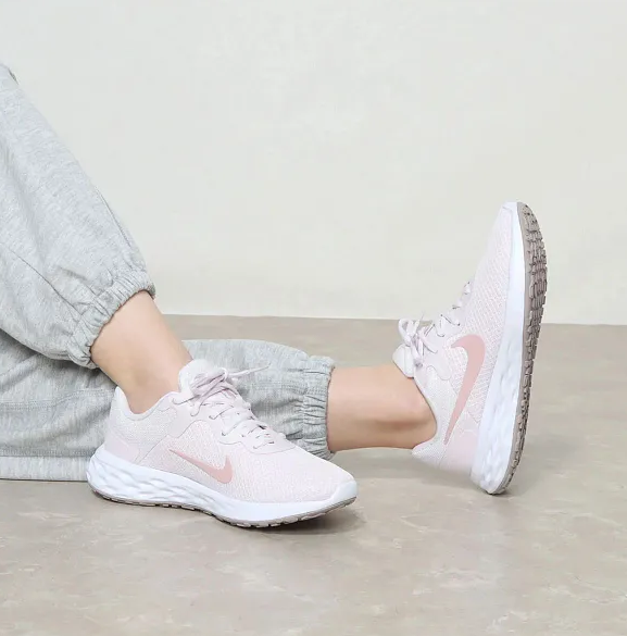 Boczny widok jasnoróżowych damskich butów Nike Revolution 6 Next Nature DC3729-500 42,5 z gumową podeszwą