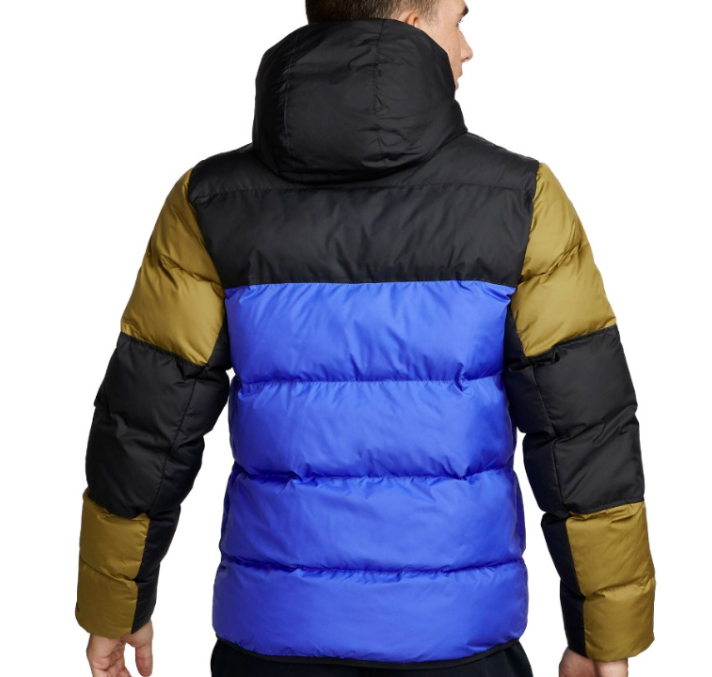 Boczny widok niebieskiej męskiej kurtki Nike Storm-FIT Windrunner Primaloft DX2040-013 S z elastycznymi mankietami