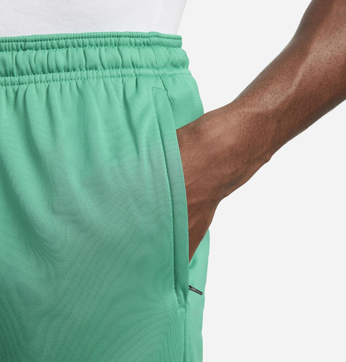 Boczny widok zielonych męskich spodenek Nike F.C. Libero DH9663-370 S z kieszeniami