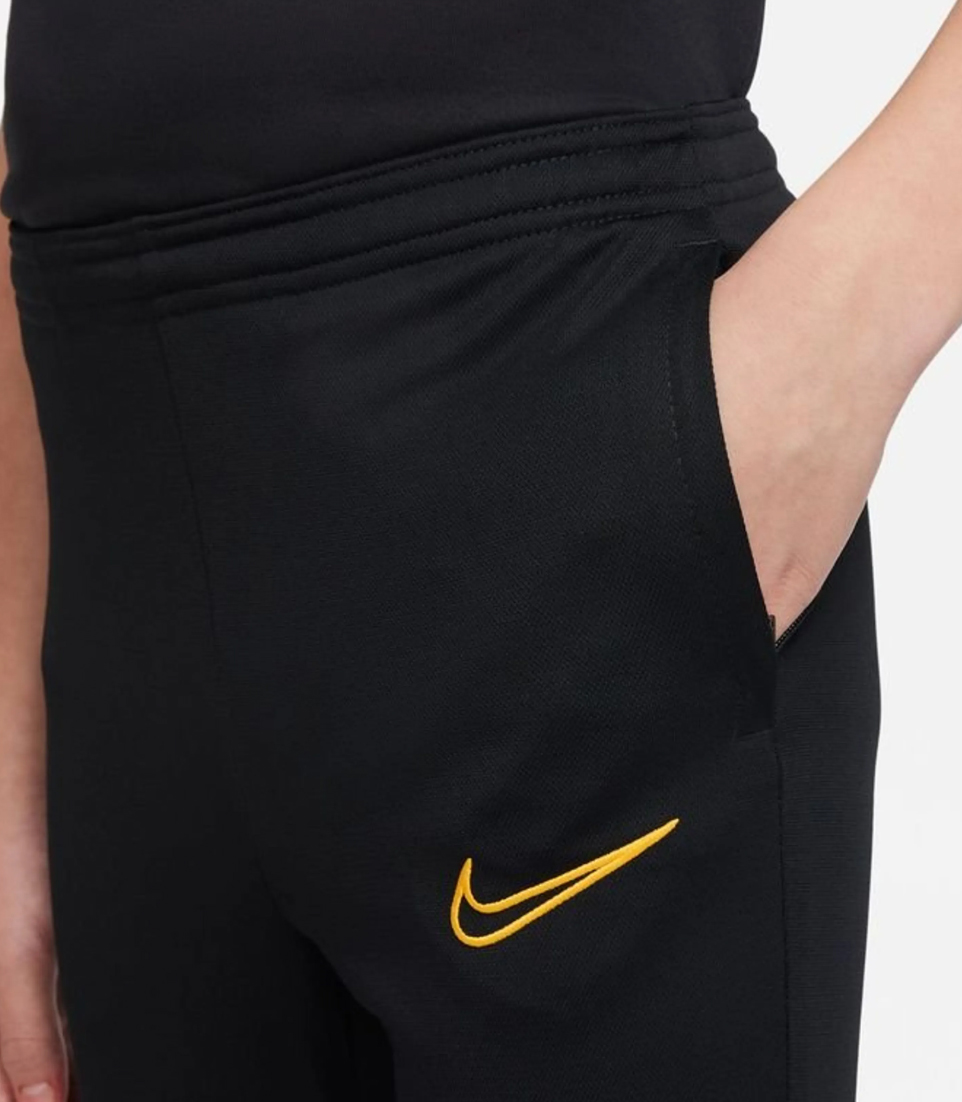 Czarne spodnie juniorskie Nike Academy Dri-FIT CW_option_1></p>

  <h3>Idealne dla aktywnych juniorów</h3>
  <p>Ten dres Nike Academy Dri-FIT to must-have dla juniorów, którzy chcą łączyć wygodę z klasycznym stylem. <strong>Czarny kolor z wyszywanym logo</strong> podkreśla sportowy charakter, idealny na treningi, do szkoły lub na codzienne przygody. Produkt jest <strong>nowy, w oryginalnym opakowaniu z kompletem metek</strong>, oferując jakość od marki Nike. Sprawdź inne modele w kategorii <a href=