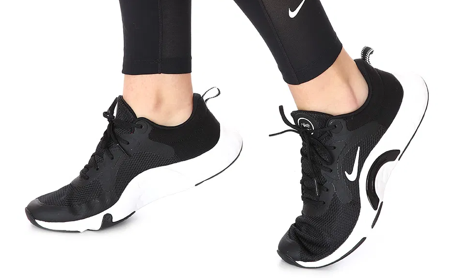 Boczny widok czarnych damskich butów Nike Renew In-Season TR 11 DA1349-004 43 z tekstylną podszewką i stabilizującą podeszwą