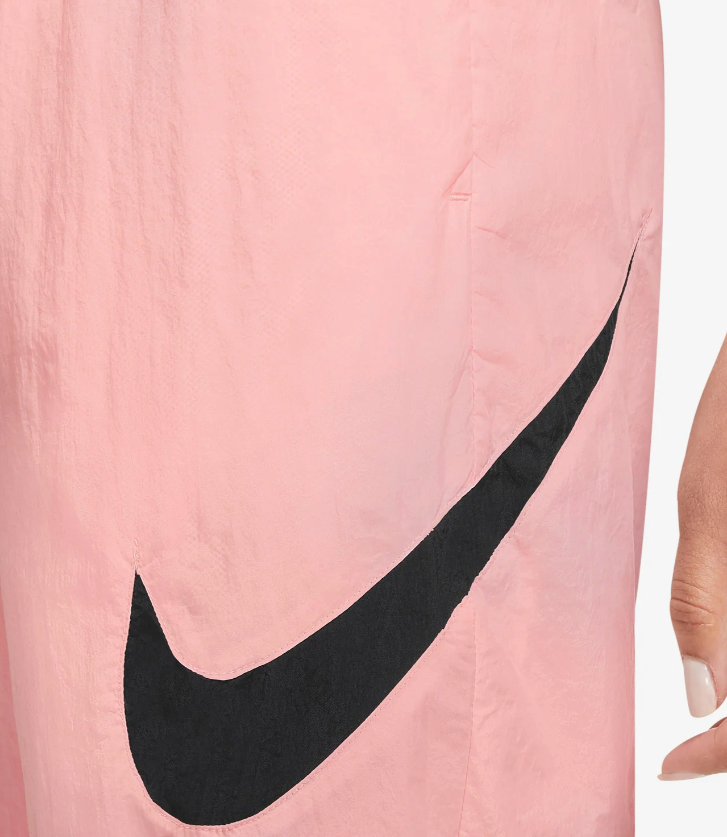 Różowe spodnie damskie Nike DM6183-610 M przód z logo Swoosh