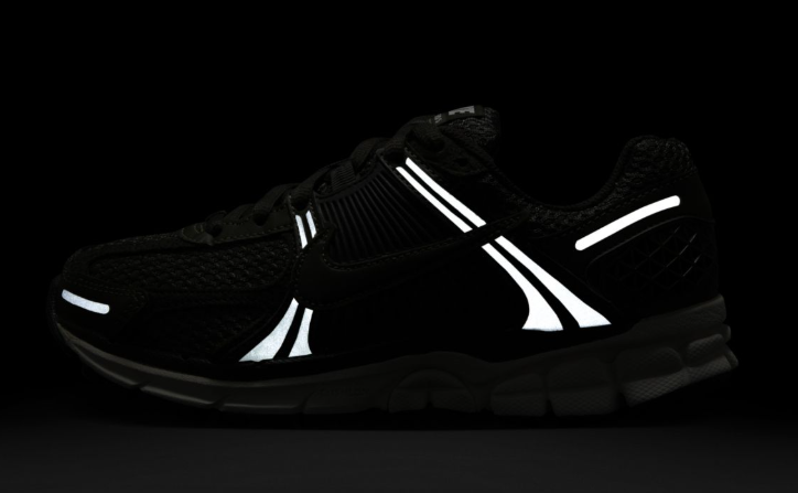 Boczny widok czarnych damskich butów Nike Air Zoom Vomero 5 FQ8898-325 45 z plastikowym wsparciem i Zoom Air