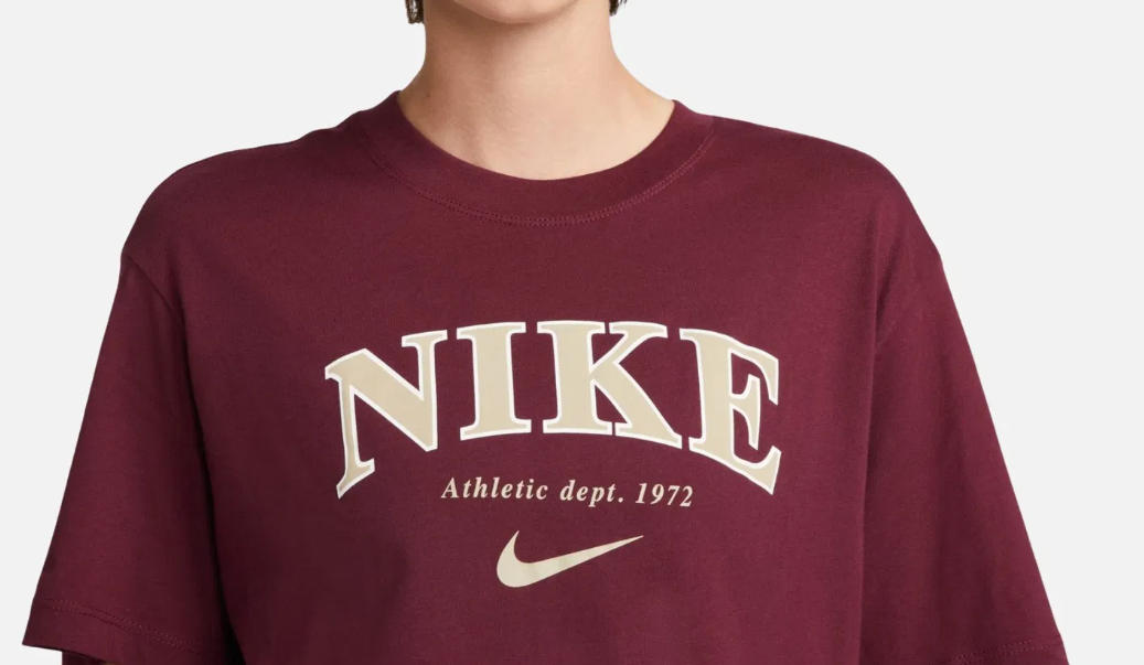 Różowa koszulka damska Nike FB9962-638 S detal bawełnianego materiału