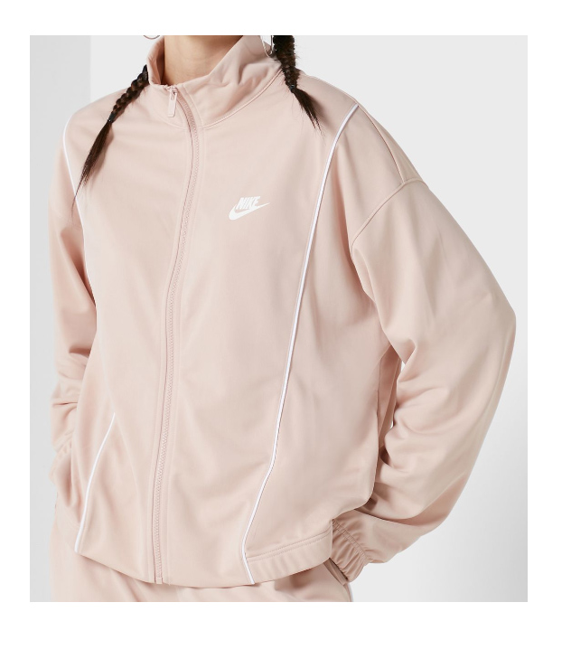 Różowy dres Nike – detal logo i ściągaczy