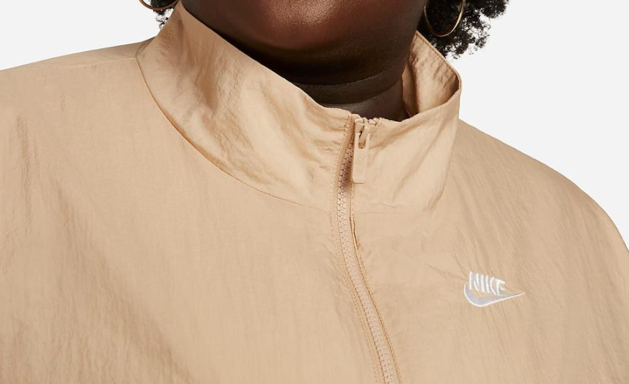 Boczny widok beżowej damskiej kurtki Nike Windrunner Plus DN5010-200 1X z marszczonym nylonem