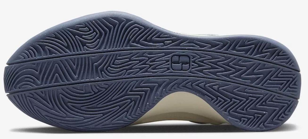 Boczny widok szarych damskich butów Nike Sabrina 1 The Debut FQ3381-002 53 z czerwonymi akcentami i odwróconym I