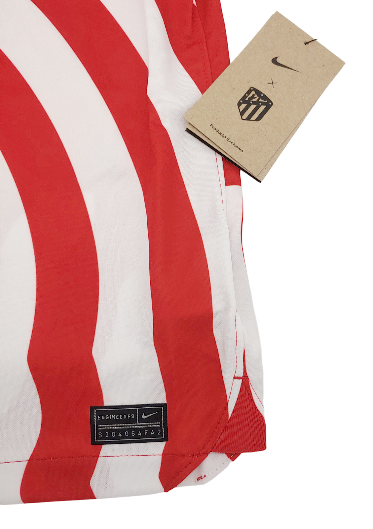 Biało-czerwona koszulka junior Nike Atlético de Madrid DJ7844101 S 128-137 cm detal z logo Nike