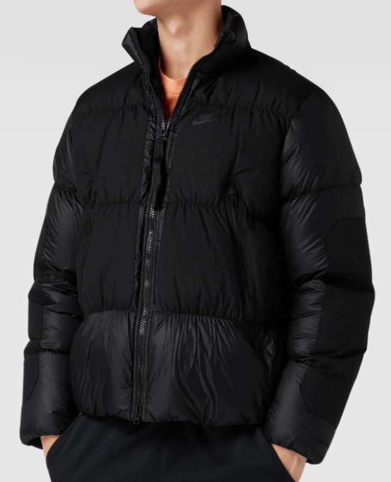 Boczny widok czarnej męskiej kurtki Nike Therma-FIT Repel Puffer DD6978-010 XS z Ripstop panelami