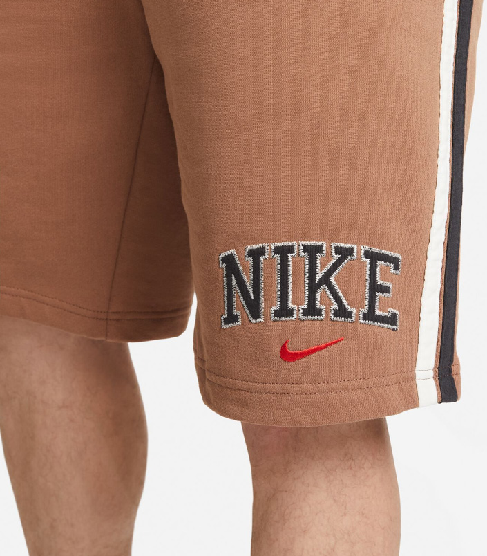 Beżowe spodenki męskie Nike DZ2555-256 S bok z naszywką Nike Swoosh