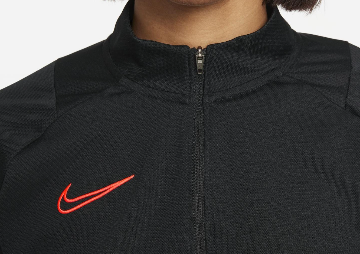 Boczny widok czarnego damskiego dresu Nike Dri-FIT Academy 21 DC2096-015 XS z kieszeniami na zamek