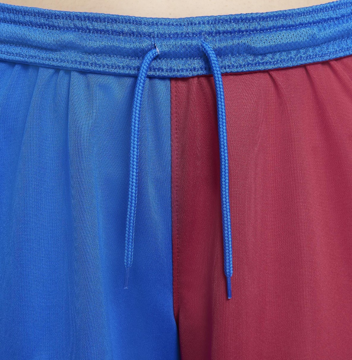 Boczny widok niebiesko-bordowych damskich szortów Nike FC Barcelona 2021/22 CV8200-427 S z panelami