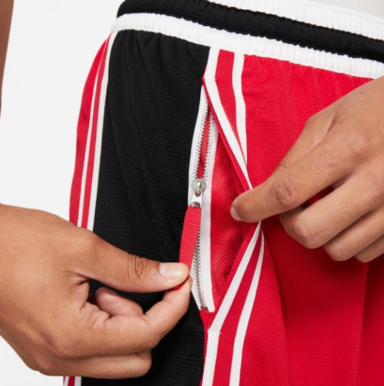 Czerwone spodenki męskie Nike CV1897-657 XS bok z siateczkowymi panelami