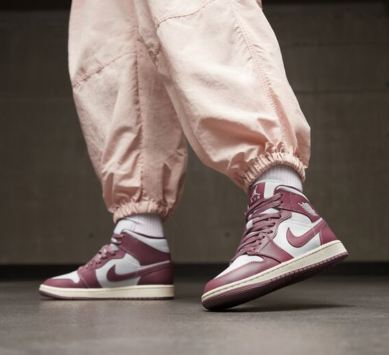 Boczny widok fioletowych damskich butów Nike Air Jordan 1 Mid Sky Mauve BQ6472-050 43 z systemem Air i logo Wings