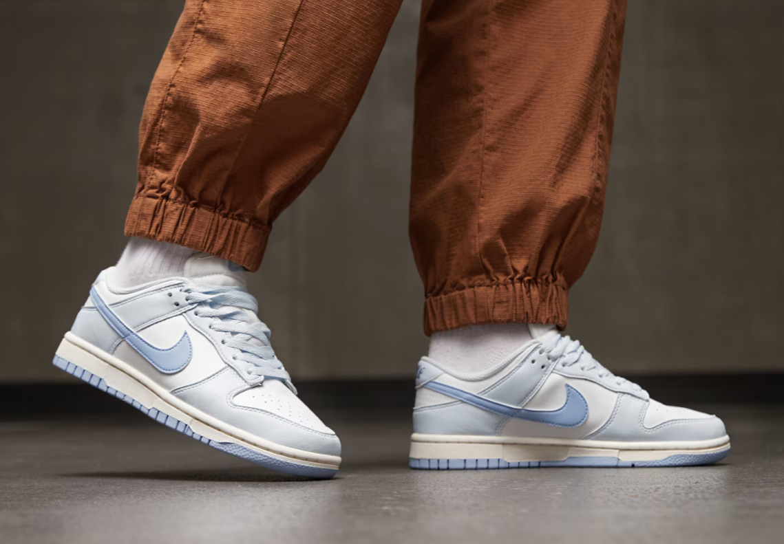 Boczny widok niebiesko-białych damskich butów Nike Dunk Low Next Nature DD1873-400 42,5 z gumową podeszwą