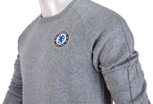 Szara męska bluza Nike Fleece Chelsea FC CI9516-063 rozmiar S detal logo i mankietu