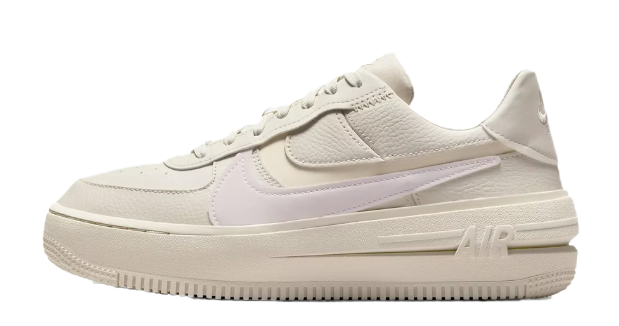 Beżowe damskie sneakersy Nike Air Force 1 Platform DJ9946-108 36 przód z perforacjami i podwyższoną podeszwą
