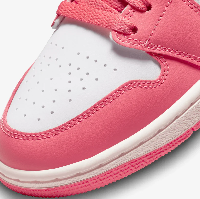 Boczny widok różowych damskich butów Nike Air Jordan 1 Mid Strawberries & Cream BQ6472-186 44,5 z systemem Air i logo Wings