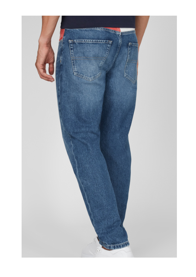 Niebieskie jeansy męskie Tommy Jeans Dad Jean DM0DM10833 30/30 bok z naszywką