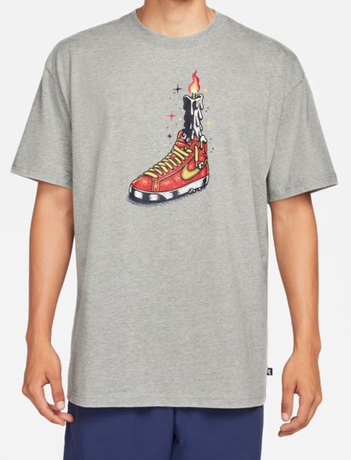 Szara męska koszulka Nike Tee SB Waxed DM6492-063 XS detal logo i kroju