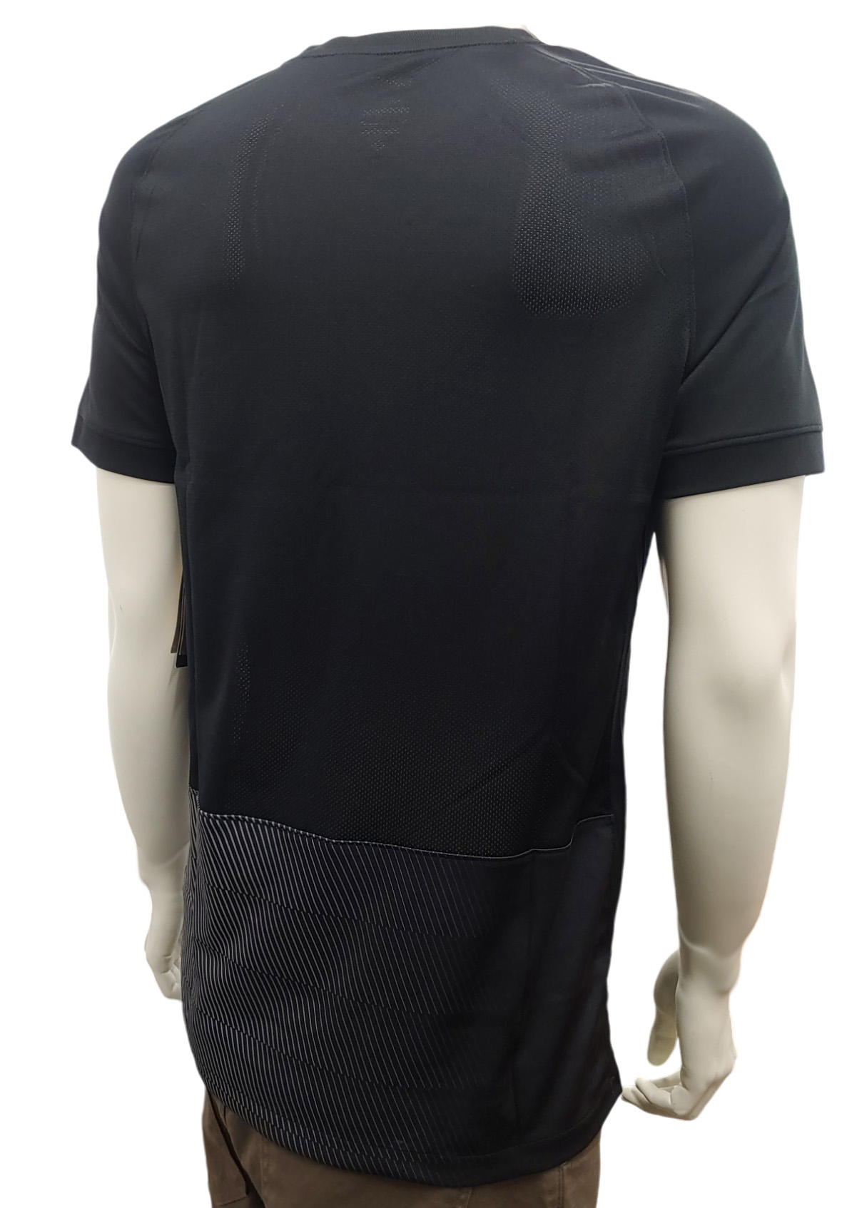 Boczny widok czarnej męskiej koszulki Nike Dri-FIT Slim Fit DH8435-011 XXL z prążkowanymi mankietami