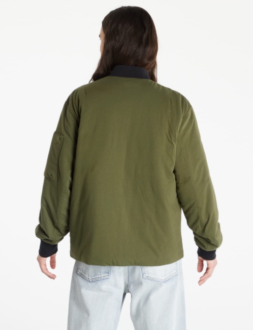 Boczny widok khaki męskiej kurtki Nike Sportswear Essentials Therma-FIT DD5001-326 L z elastycznymi mankietami