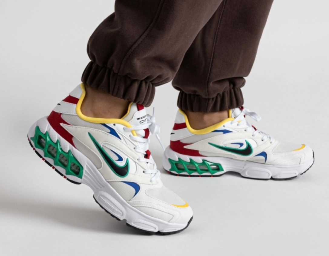 Boczny widok białych damskich butów Nike Zoom Air Fire DV1129-112 42 z syntetycznymi nakładkami i piankową podeszwą