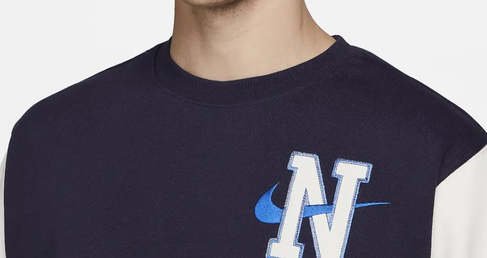 Niebieska bluza męska Nike DX5680498 XS przód z białymi rękawami i haftowanym logo