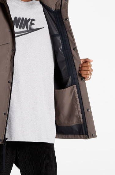 Brązowa męska kurtka Nike Sportswear Storm-FIT ADV M65 DD6872-004 M detal kieszeni i taśm