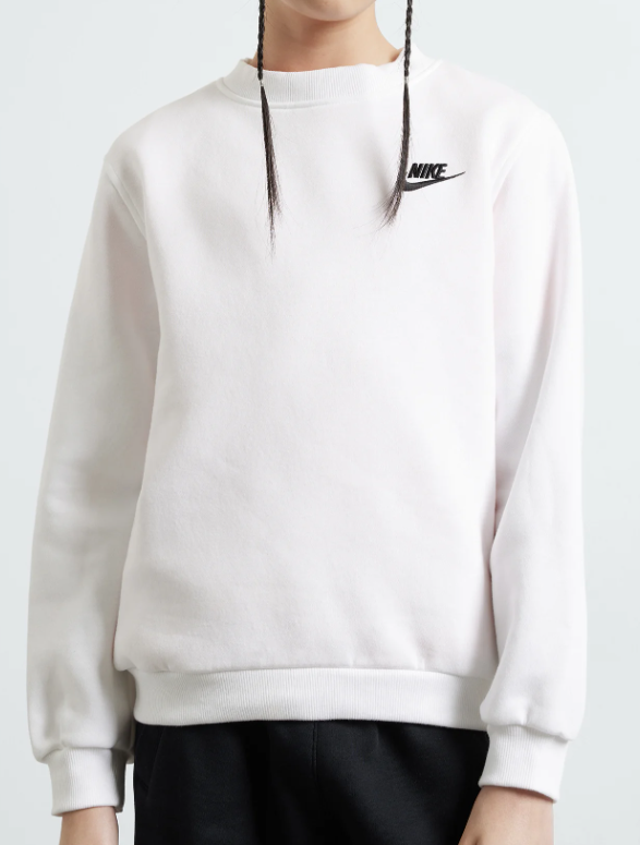 Biała bluza Nike Club Fleece – detal szczotkowanego polaru i prążkowanych ściągaczy
