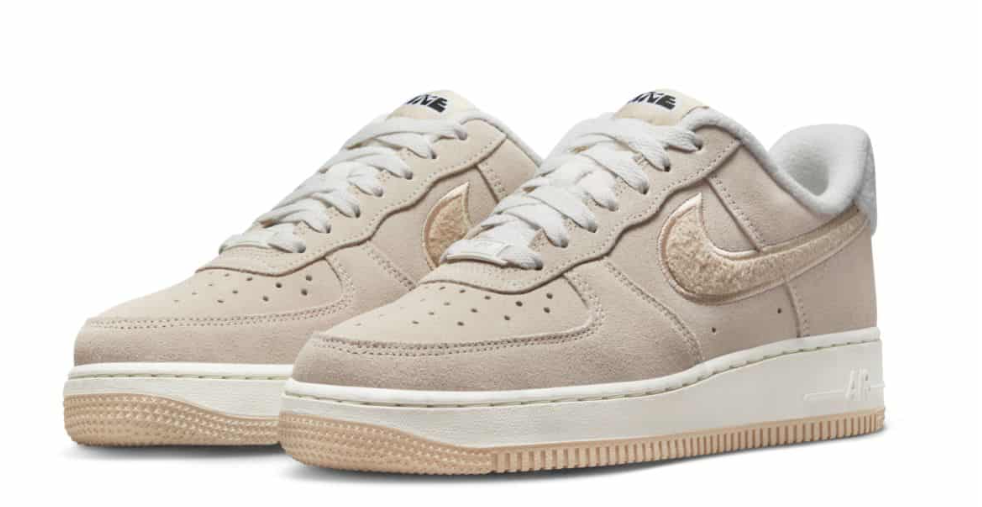 Beżowe damskie sneakersy Nike Air Force 1 '07 Sanddrift Fleece DQ7583-001 43 przód z włochatym futerkiem