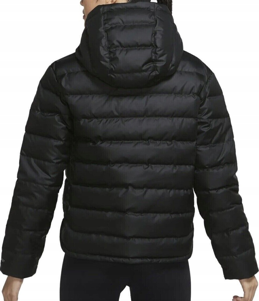 Czarna kurtka puchowa Nike – detal pikowania i zamka