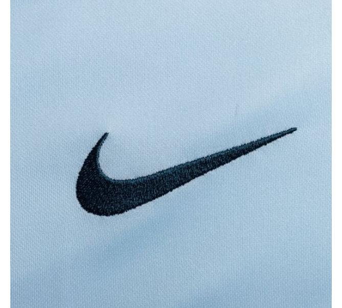 Biało-niebieska koszulka Nike Slovenija CD1055-436 S 128-137 cm detal z logo Nike Swoosh