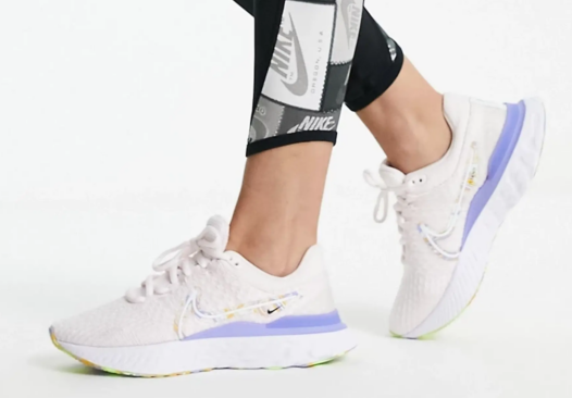 Boczny widok różowych damskich butów Nike React Infinity Run Flyknit 3 Premium DO9477-600 42,5 z pianką React