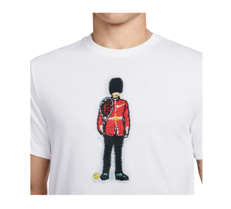 Biała męska koszulka tenisowa Nike Court Dri-FIT DD8574-100 XS przód z nadrukiem Gwardii