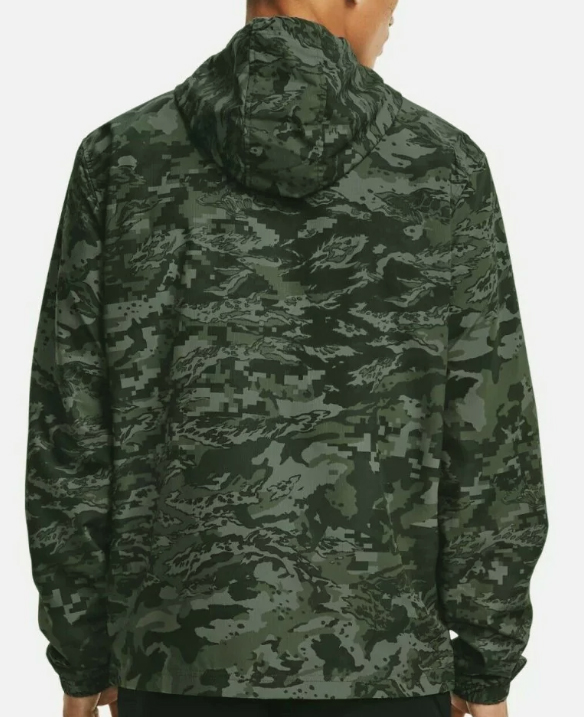 Zielona kurtka męska wiatrówka Under Armour Loose 1361622310 L przód z wzorem camo