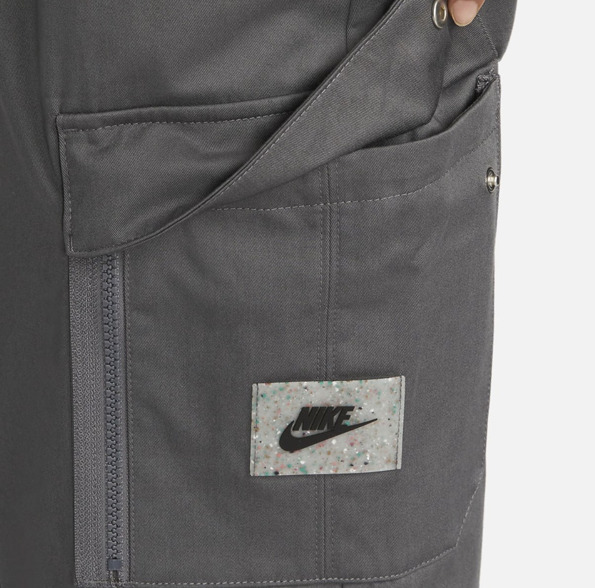 Szare męskie spodnie Nike Sportswear Woven Cargo DV1127-063 XXL przód z kieszeniami