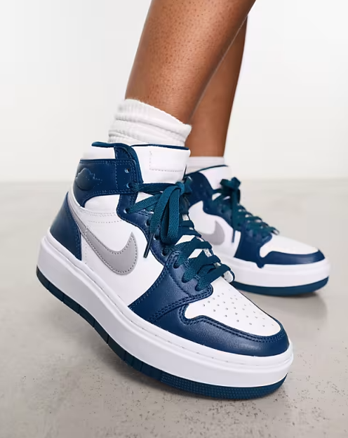 Boczny widok niebieskich damskich butów Nike Air Jordan 1 High Elevate DN3253-401 43 z platformową podeszwą i białymi akcentami