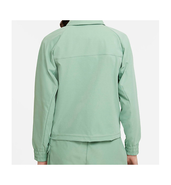 Boczny widok zielonej damskiej kurtki Nike Swoosh Military CZ8898-006 XXL z elastycznymi mankietami