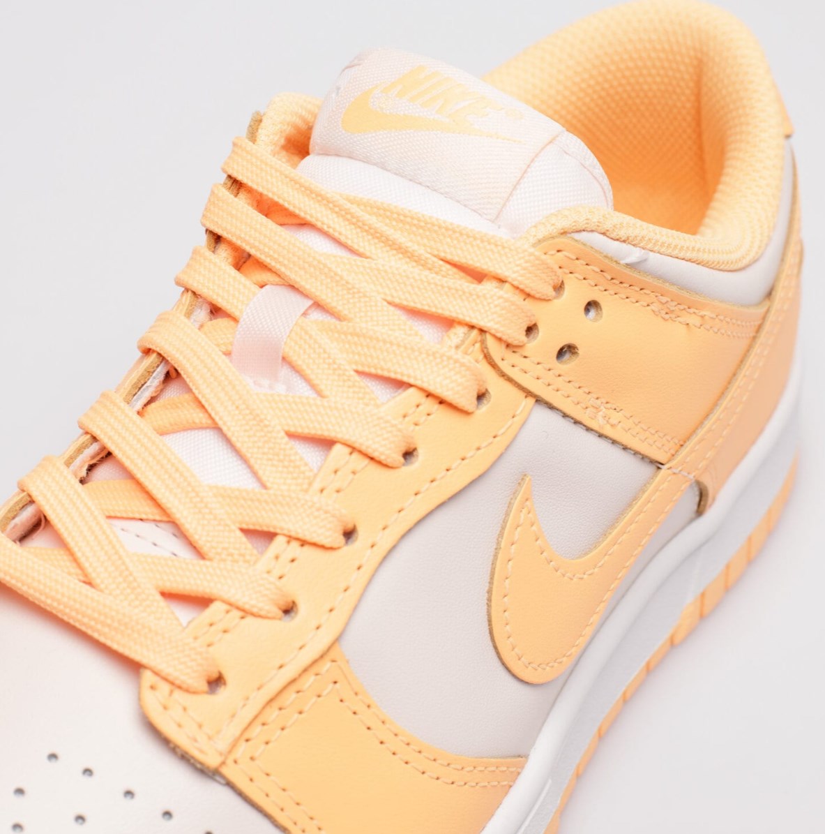 Pomarańczowe damskie sneakersy Nike Dunk Low Peach Cream DD1503-801 42,5 przód ze skórzaną cholewką