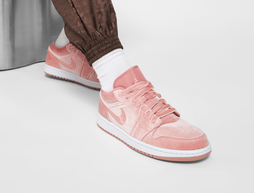 Boczny widok różowych damskich butów Nike Air Jordan 1 Low Pink Velvet DQ8396-600 44,5 z satynowym językiem