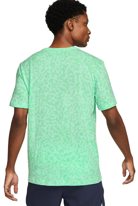 Boczny widok zielonej męskiej koszulki Nike DD8587-379 XS z przewiewną strukturą Dri-FIT