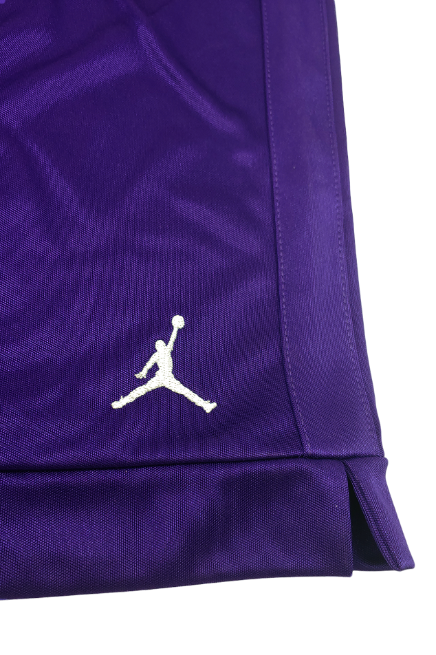 Boczny widok fioletowych damskich spodenek Nike Air Jordan AT0538-545 XS z regulowanym pasem