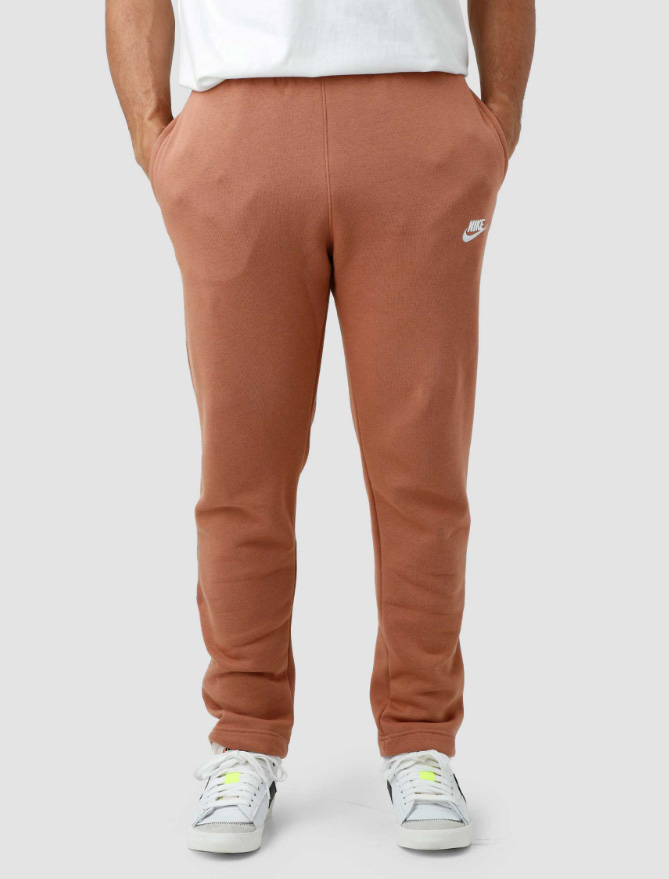 Brązowe spodnie dresowe męskie Nike Sportswear Club Fleece BV2707215 S przód z wyszywanym logo Swoosh
