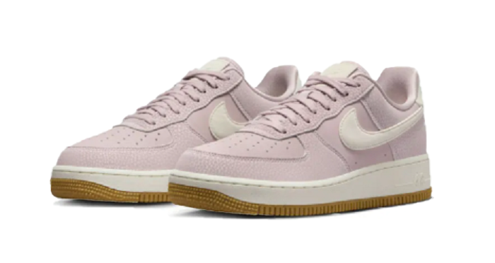 Fioletowe damskie sneakersy Nike Air Force 1 '07 Next Nature FN6326-001 42 przód z perforacjami i systemem Air